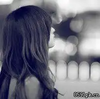 qq黑白背影女生头像
