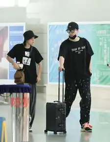 刘翔夫妇携手走机场,同穿黑衣默契十足,活成了情侣最恩爱的模样
