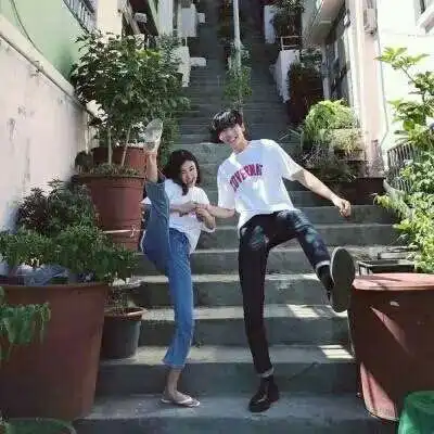 情侣头像两张配对的清新可爱疯疯癫癫一起走
