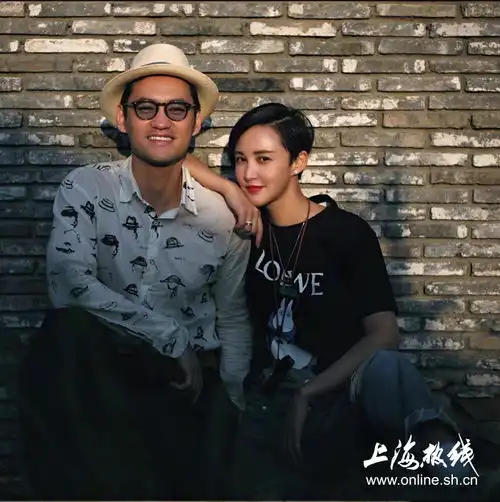 袁弘张歆艺七夕情侣大片黑色系穿搭相互依偎
