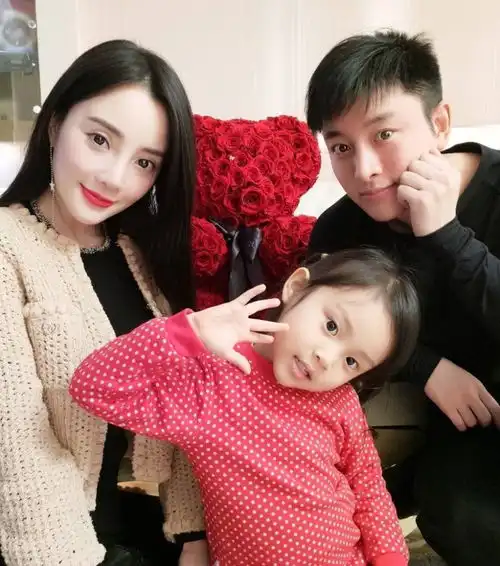 悄悄复合了李小璐陪甜馨海边游玩超开心,疑似贾乃亮同行引猜想
