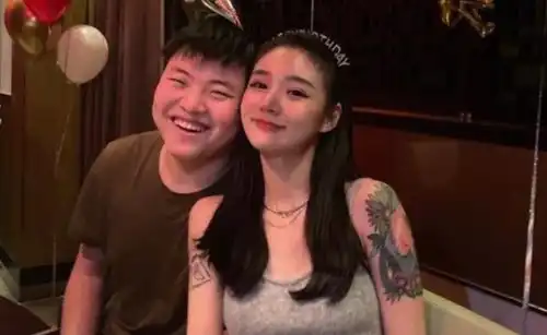 gala女友海边照曝光,清纯甜美,和uzi喜欢的是一个类型,有福气
