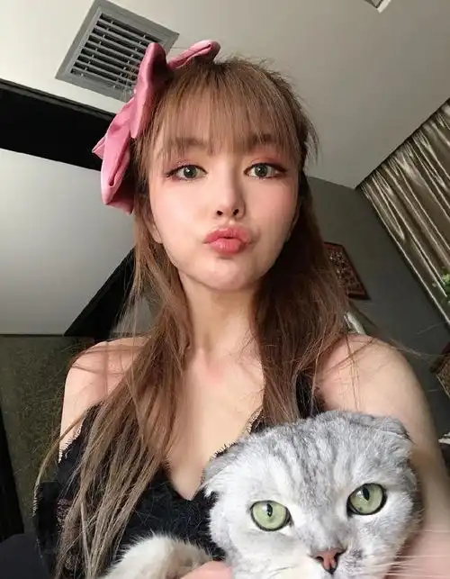 周扬青被拍到新恋情,男方搂腰逛酒吧,年轻女孩子恋个爱有啥问题
