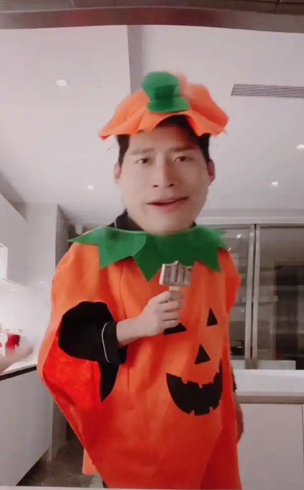 何超莲窦骁万圣节秀恩爱,小南瓜装扮超可爱,窦骁满脸宠溺幸福笑
