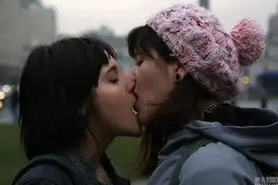 智利女同情侣总统府前热吻争取更多权力
