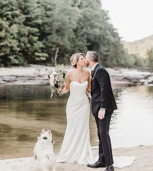 主人带爱犬见证婚礼,但这只愚蠢的狗狗,显然不是这么想的
