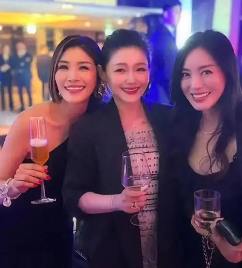 年近48岁大s离世,家人发文悼念,前夫汪小菲为她把头像换成黑色
