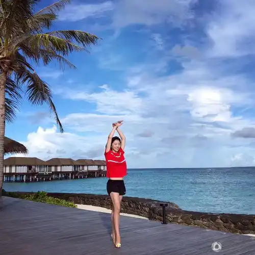 邹凯周捷夫妇马尔代夫过中秋节海边浪漫相拥羡煞人
