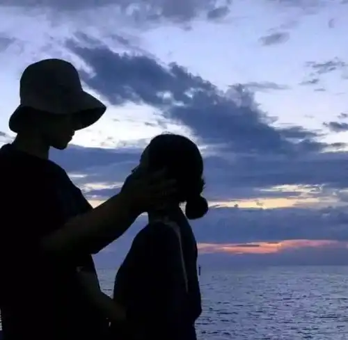 男生若真的爱你,在你面前会有的四个小动作,爱是藏不住的
