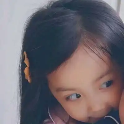情侣头像可爱小孩一对两张真人萌娃情侣头像一男一女
