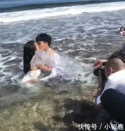 情侣拍婚纱照,猴急的新郎热吻新娘被人一盆水泼醒,成片如大片
