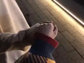 找两张同款图片情侣男头部分
