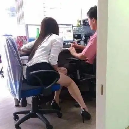 美女这样穿出门凉快多了但是容易引起交通堵塞啊
