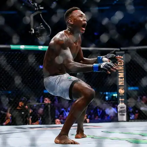 ufc中量级冠军黑龙阿迪萨亚ins照片自取
