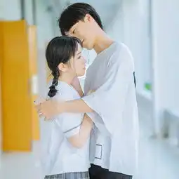 搂脖眯眼吻
