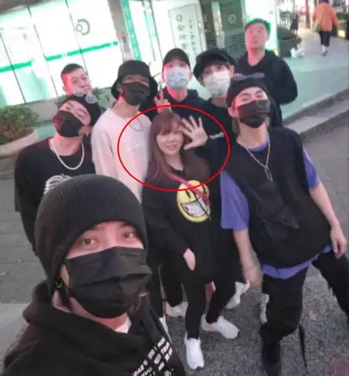 罗志祥与周扬青疑似分手小猪女经理人与男方同时晒玩偶,像极情侣照
