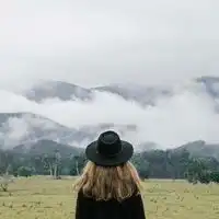 小女生唯美带风景的背影头像
