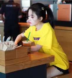 鞠婧祎身穿黄色字母t恤搭黑色短裤现身机场不时噘嘴卖萌耍可爱
