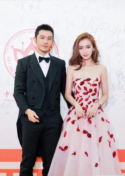 黄晓明baby又穿情侣装胸前写着我爱你,隔空秀恩爱,婚变传闻破灭

