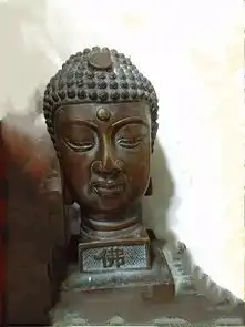 请问是什么佛的头像供奉了很多年不知道
