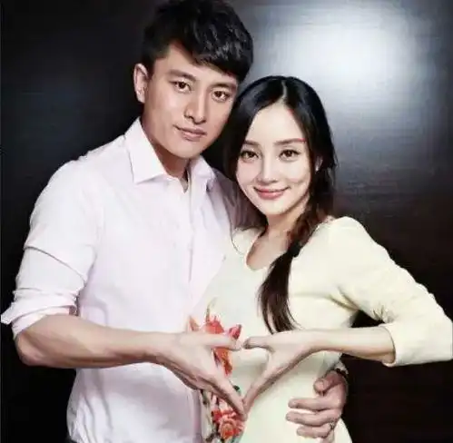 同框信息量大李小璐抬下巴毫无愧色,贾乃亮打扮嘻哈似还在迎合
