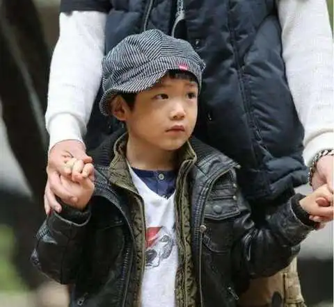 曹格老婆晒与儿子游玩照,13岁joe骑机车帅气十足,网友感叹时间过得太快了
