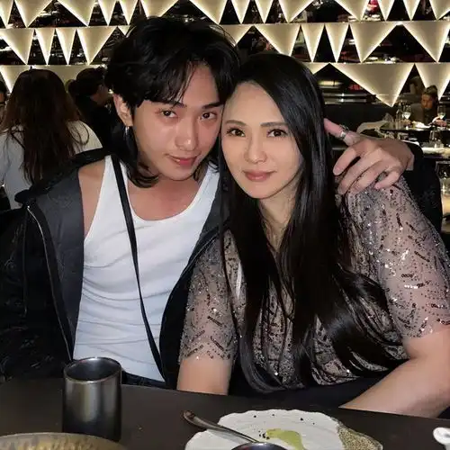 伊能静儿子再晒女装照,穿吊带妩媚出镜,为女孩庆生表白称我爱你
