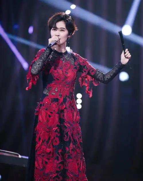 郁可唯舞台献唱这搭配温婉淑女风,网友三伏天这也太隆重了吧
