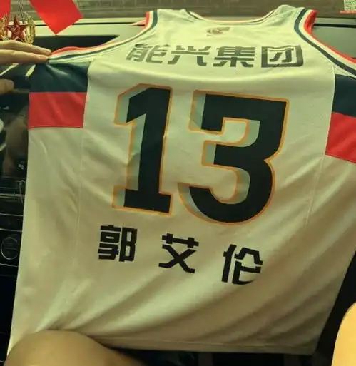 直击郭艾伦陪nba四星爬长城别人是爬,大漂亮是跑,女篮代表现身
