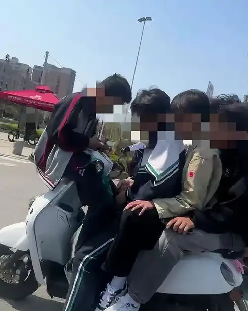 阳春四少年骑一辆车上街,一人倒坐车头上
