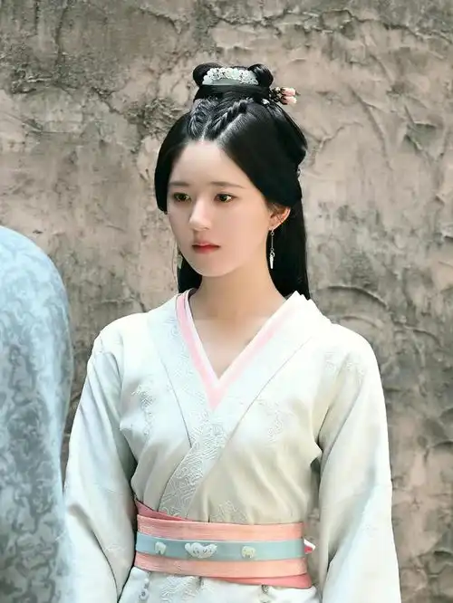 曝赵露思晋升顶流女神,跟杨幂赵丽颖杨紫齐名,年收入高达1.4亿
