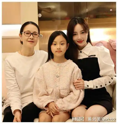 李小璐一家三代同框,上半身穿得挺保守,女儿甜馨越来越像贾乃亮
