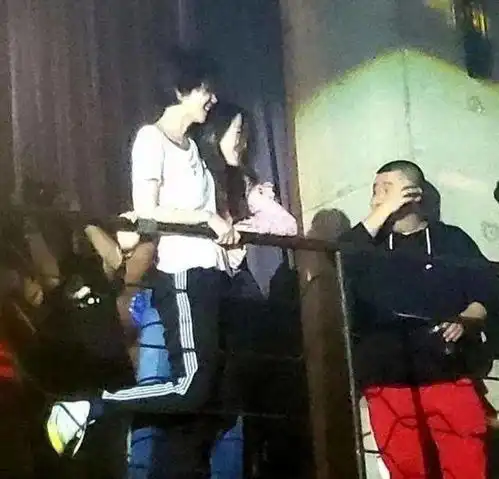 李亚鹏32岁女友状态真比不上王菲,自拍照有不少白头发还显头皮
