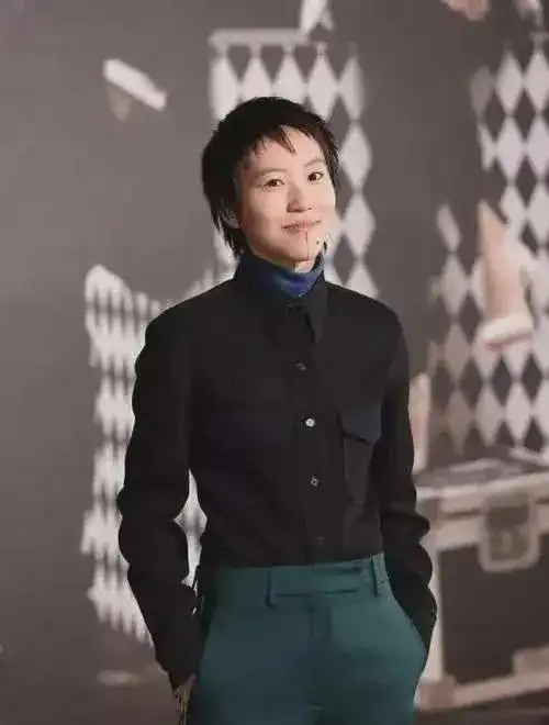 窦靖童挺女人的造型,为何让大家一下子就发现了她的美
