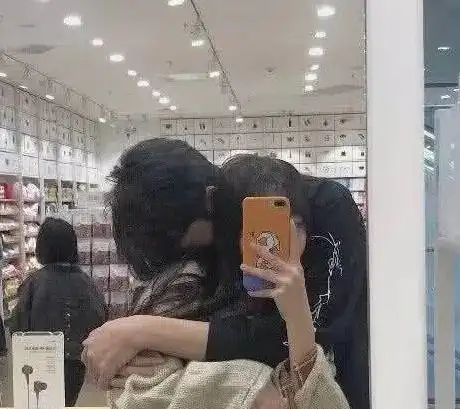 最近火了情侣装情侣头像,大号跪下,小号扑通好熟练啊
