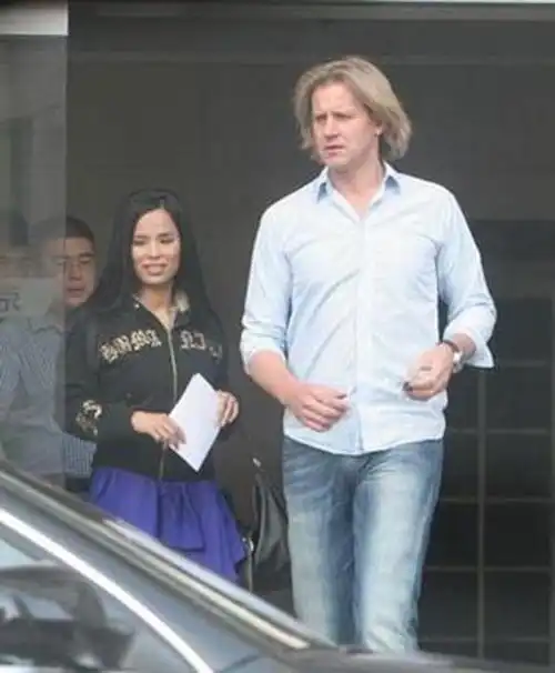曾红遍大江南北,一婚惨被丈夫家暴,如今二婚还敢再嫁洋老公
