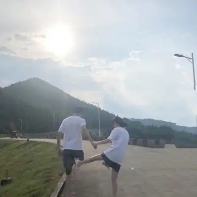 搞怪情侣头像世界那么大想和你去走走
