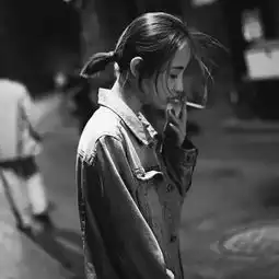 黑白女头认真就输了
