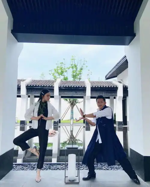 邹市明发福了穿花衬衣显啤酒肚裤腿开缝,冉莹颖戴贵妇帽更花哨
