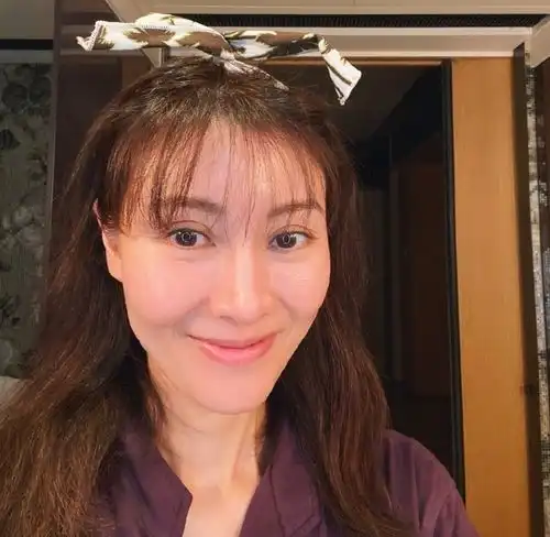 李嘉欣用原相机自拍,截图放大五倍生图,我终于相信她50岁了
