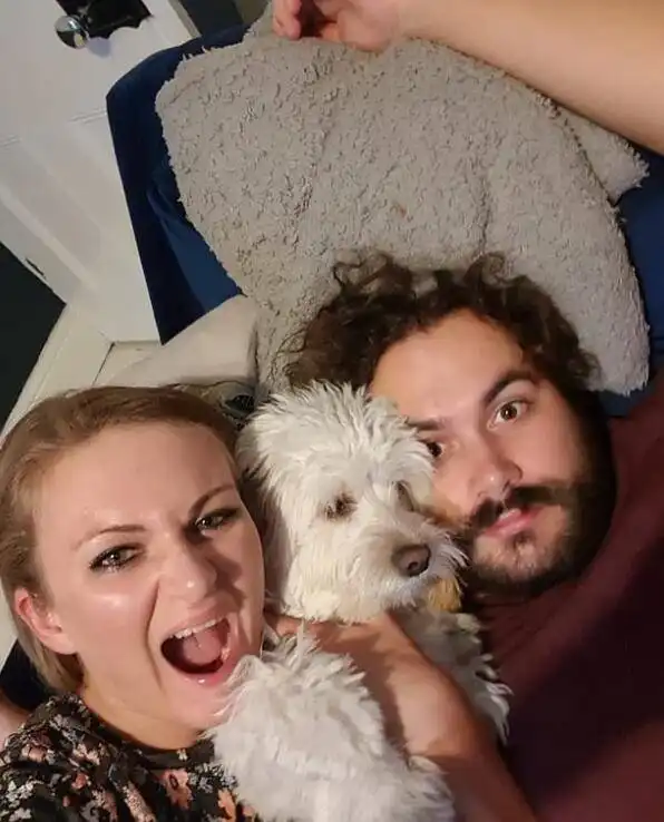 宠狗狂魔英国情侣为爱犬打造奢华生活

