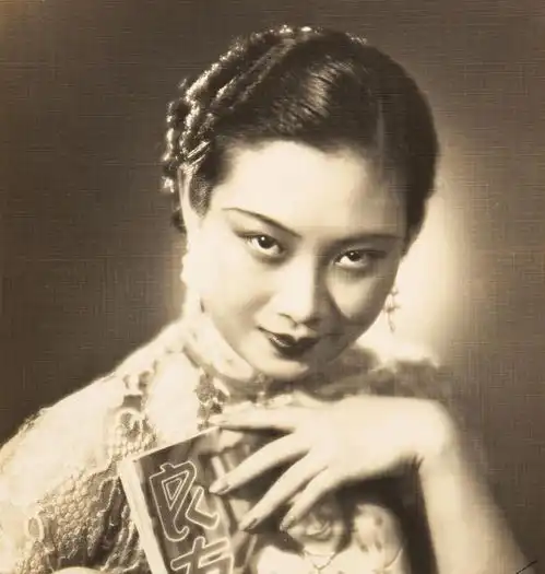 此女母亲是民国第一美女,本是花季少女,却嫁给七旬男人,晚年凄惨
