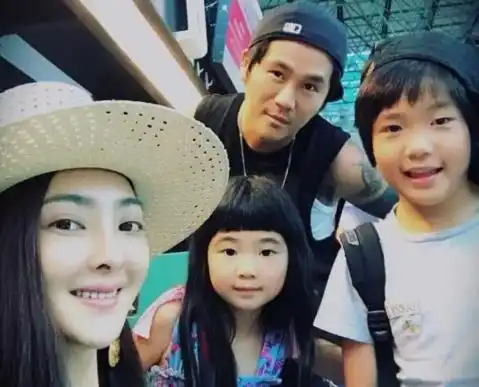 曹格妻子晒近照,胸前一片淤青疑似被家暴,网友喝酒家暴没下线
