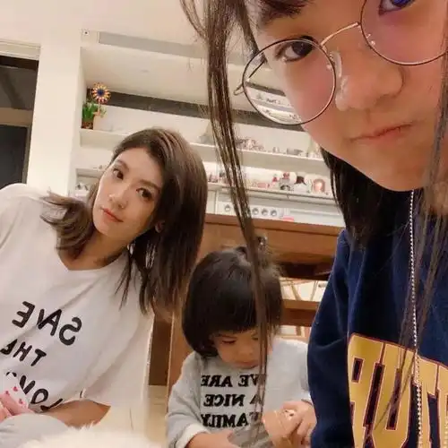贾静雯大女儿梧桐妹晒照直言想念,母女四人同框画面超有爱
