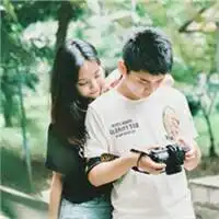 背景为绿色的情侣图像一张一对

