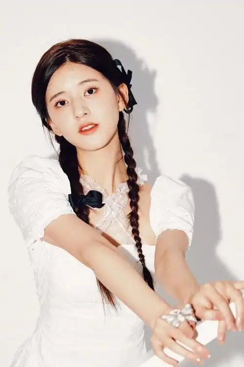 当红小花赵露思
