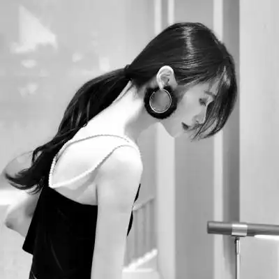 黑白女生头像高冷霸气女人的世界自己做主
