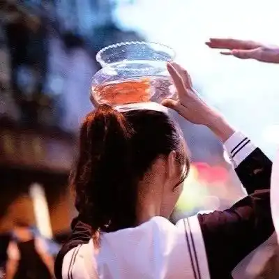情侣头像一对两张你需要的是一个连你废话都感兴趣的人
