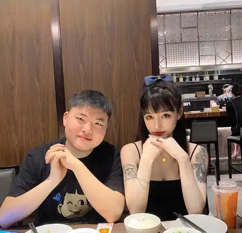 英雄联盟休赛期,uzi和doinb都在干什么粉丝直呼虐狗呀
