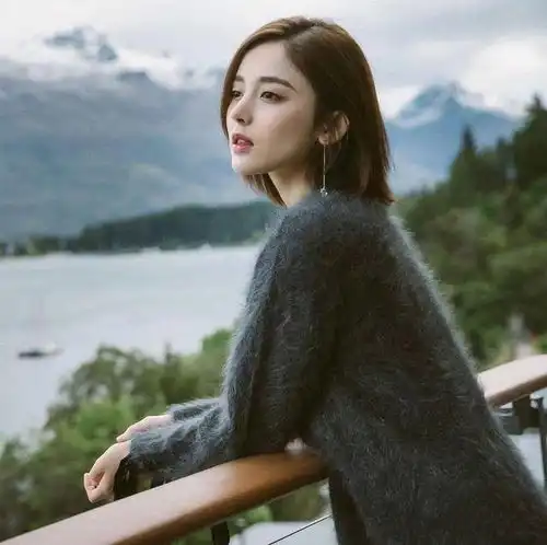 古力娜扎的颜值美得有点另类,金丝短发甜美可人,毛衣短裤中国风
